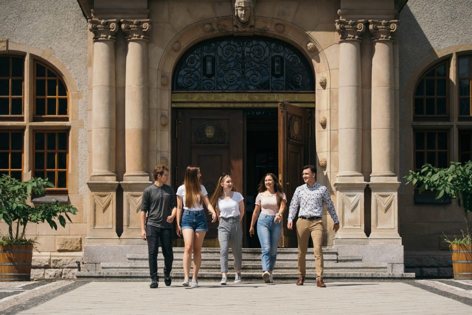 Grupa studentów pod rektoratem