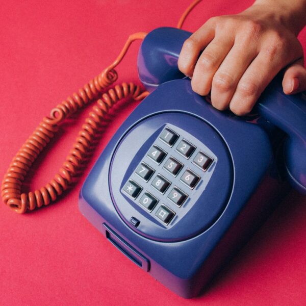 ręka na telefonie