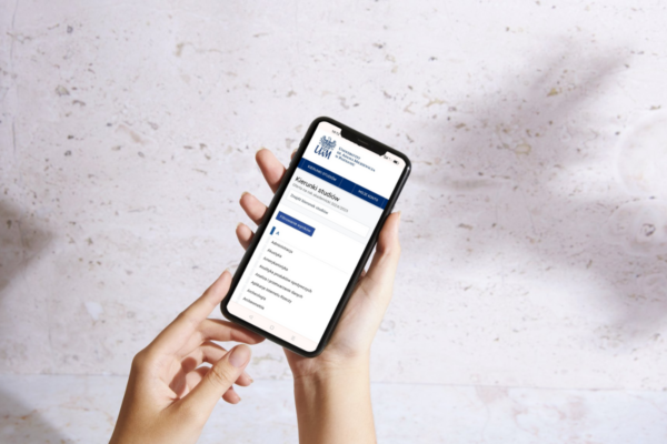 Ręce trzymające telefon, w ktorym otwarto System Internetowej rekrutacji UAM
