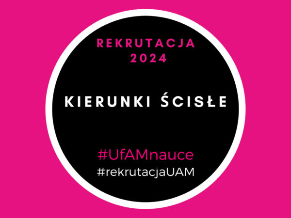 Białe i różowe napisy w czarnym okręgu na rózowym prostokątnym tle. Napis to Rekrutacja 2024. Kierunki ścisłe