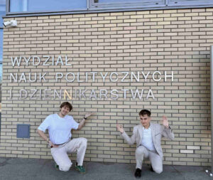 Dwóch studentów przed budynkiem WNPiD