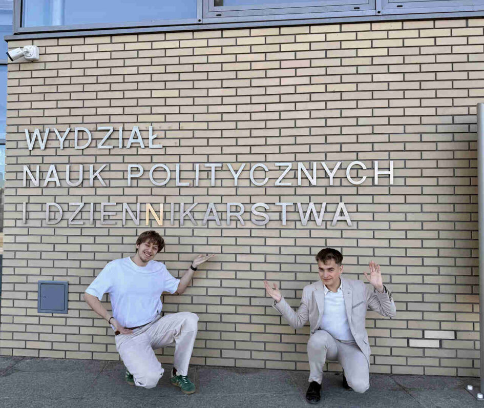 Dwóch studentów przed budynkiem WNPiD