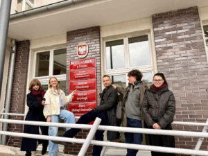 Grupa studentów przed budynkiem Wydziału Socjologii